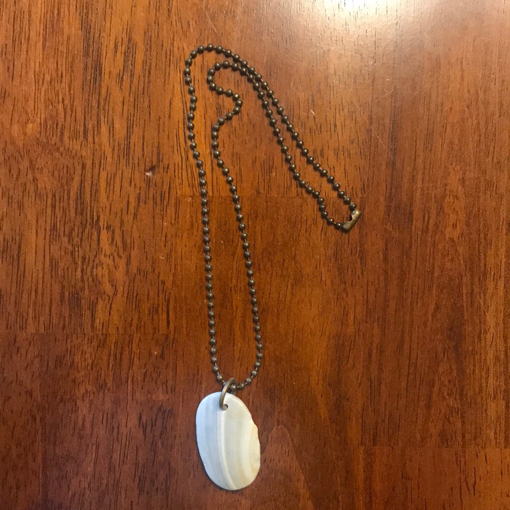 Seashell piece necklace